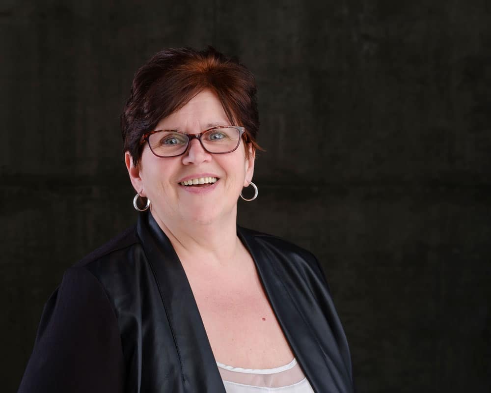 BIO-PAGE-PHOTO-laurie Laurie Mele mortgage agent and administrator