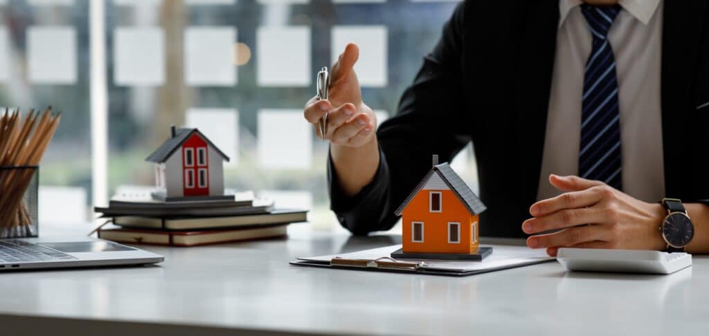 Real,Estate,Broker,Agent,Presenting,And,Consult,To,Customer,To